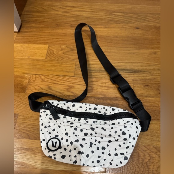 ALOHA Collection x Vuori Black and White Patterned Bag - Picture 1 of 3